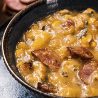 Caldo de Mandioca com Pedaços de Frango e Bacon