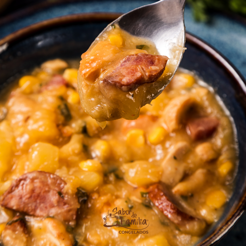 Caldo de Mandioca com Pedaços de Frango e Bacon