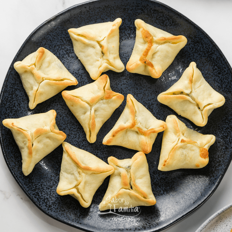 ESFIHA DE ESCAROLA E QUEIJO