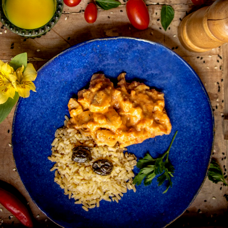 Strogonoff de Frango com Arroz Integral e Legumes